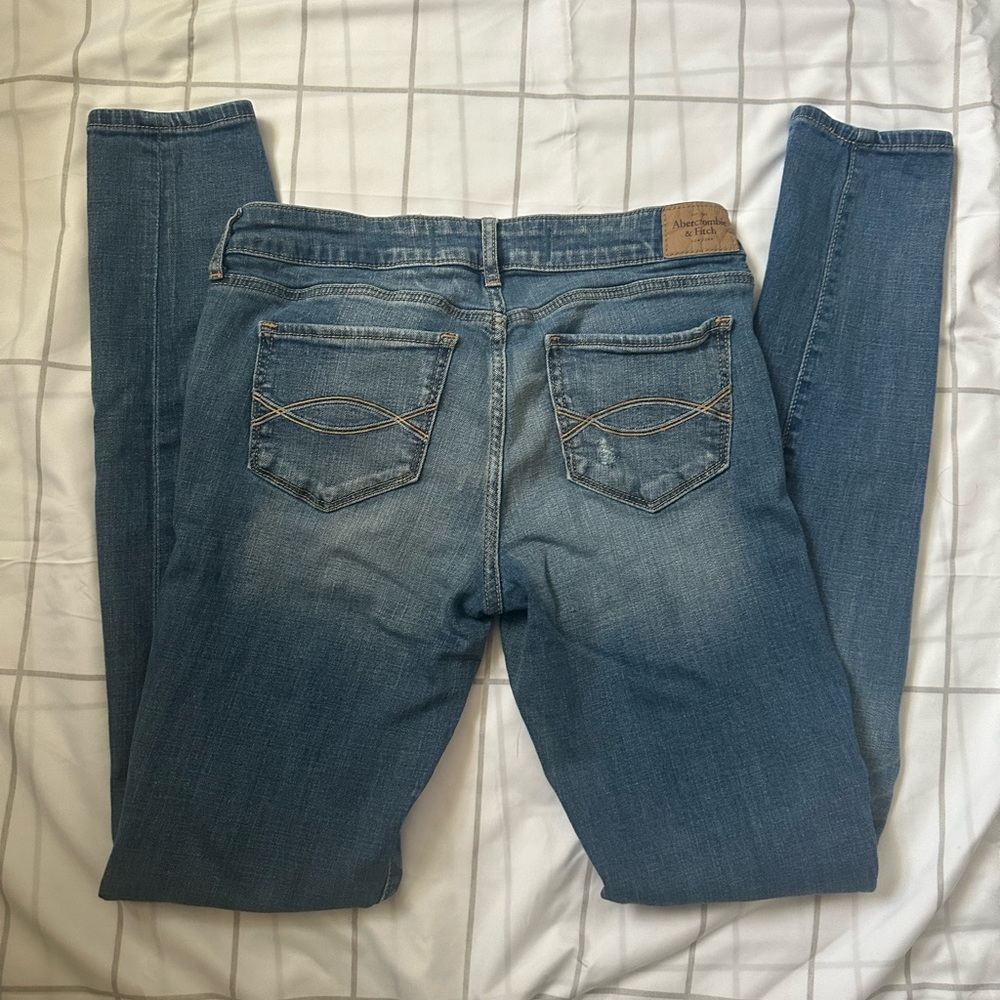 Abercrombie & Fitch Low Rise Distressed Jeans Size 6 Long - Picture 2 of 3